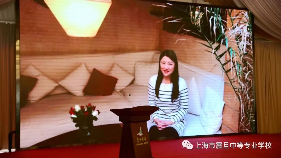 著名主持人 杨蕾 远在国外为项目祝词